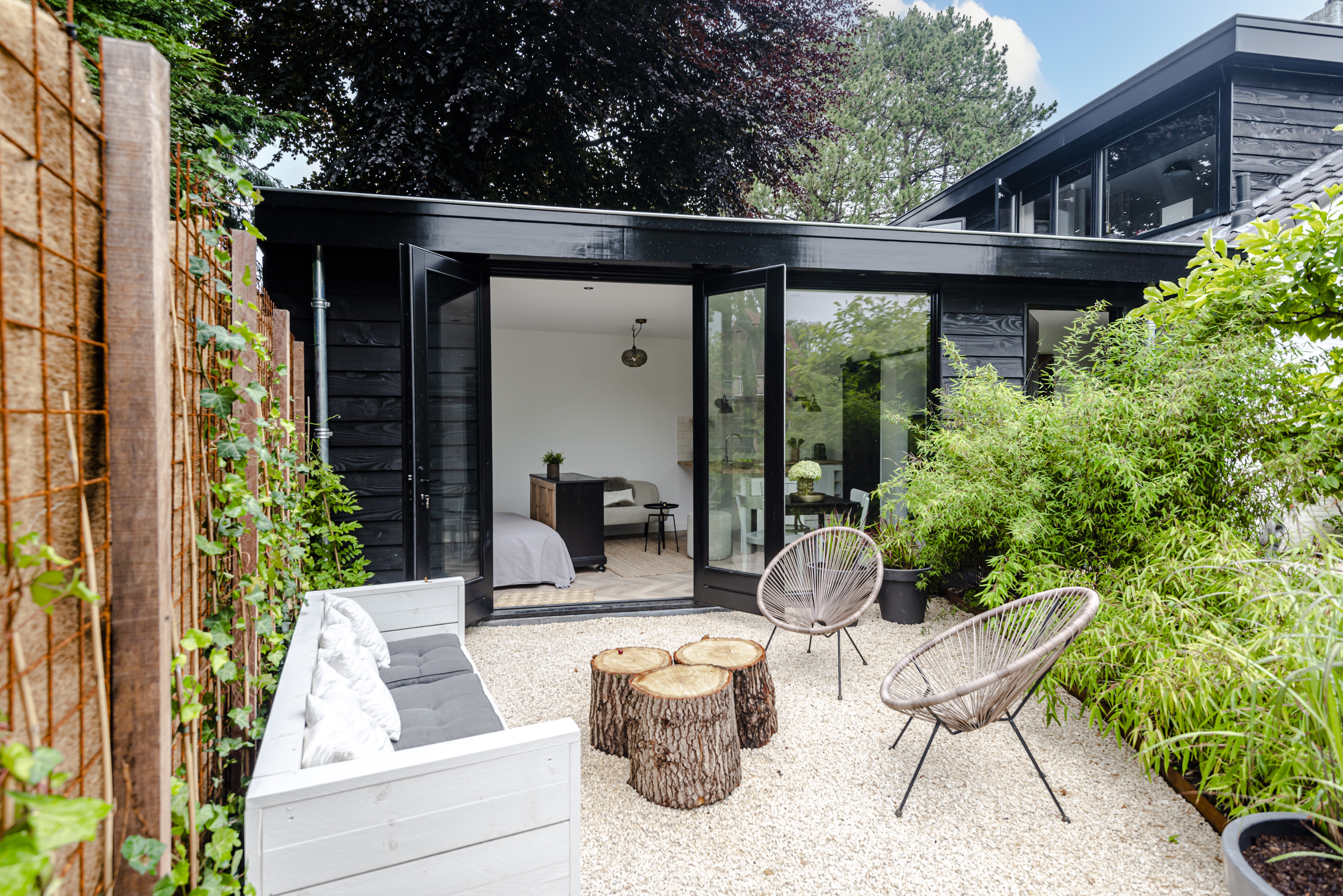 Terras en entree van het huisje aan de Duinwindelaan in Bentveld, dichtbij duinen en strand