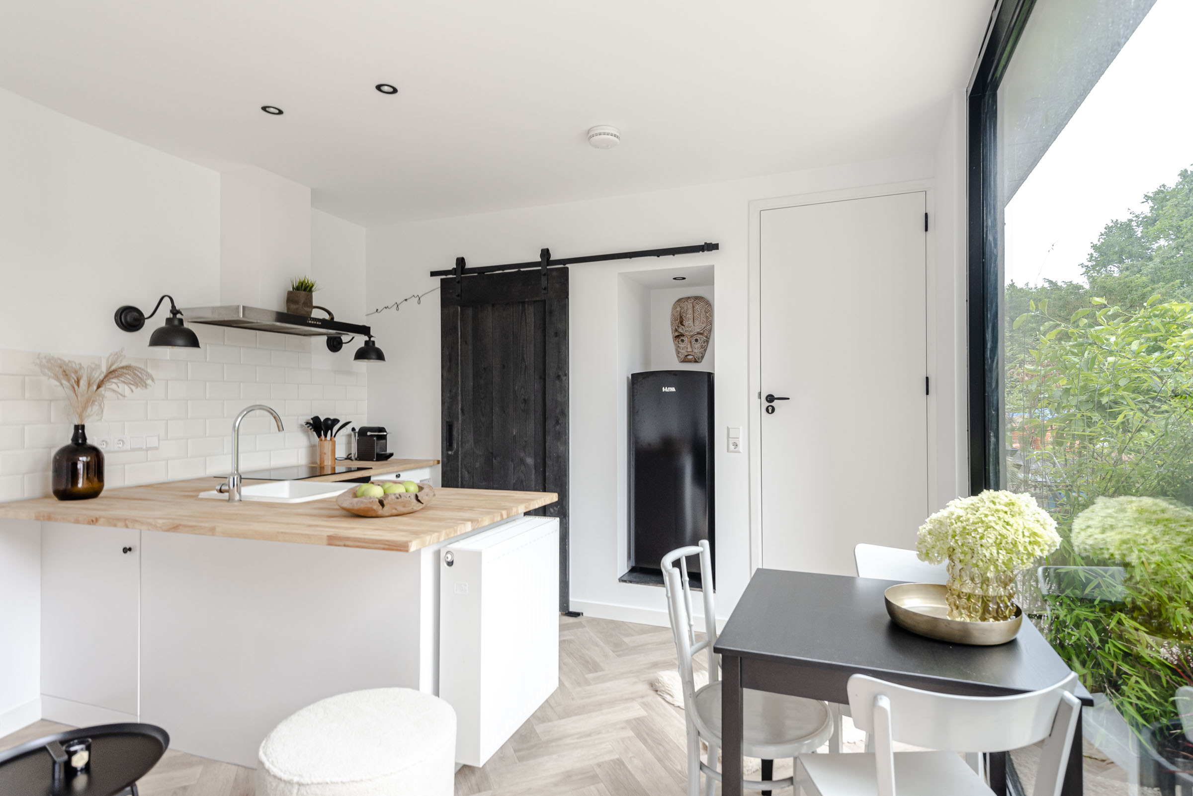 Keuken en eethoek met veel lichtinval in het huisje in Bentveld